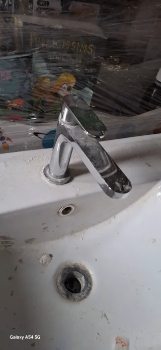 Lavabo de cerámica con mueble blanco suspendido