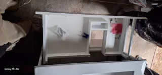 Lavabo de cerámica con mueble blanco suspendido