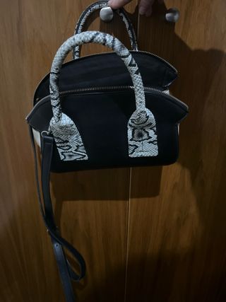 Bolso negro y blanco con estampado de serpiente