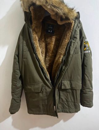 Abrigo verde militar con capucha