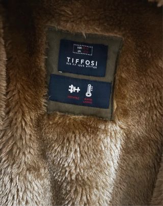 Abrigo verde militar con capucha