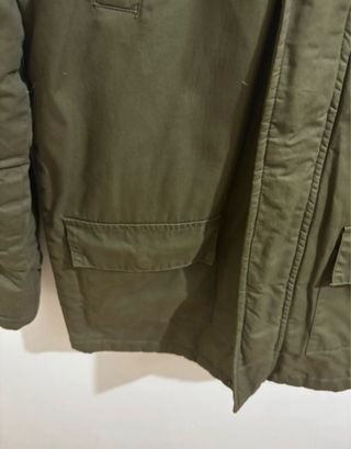 Abrigo verde militar con capucha