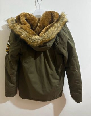 Abrigo verde militar con capucha