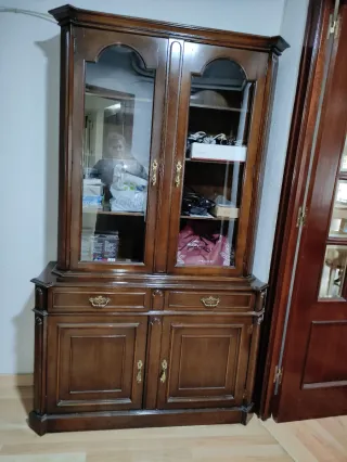 Vitrina clásica de madera y cristal