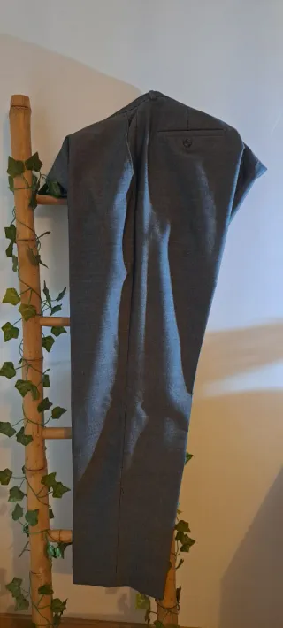 Traje gris clásico chaqueta y pantalón