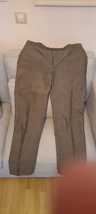 Traje gris clásico chaqueta y pantalón