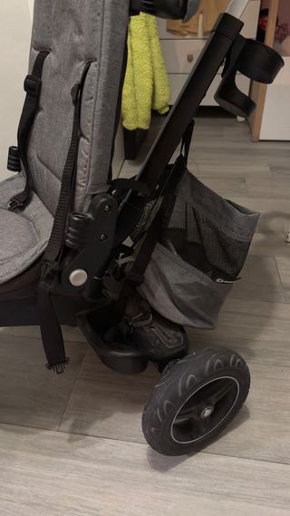 Triciclo Kinderkraft gris con 2 usos.