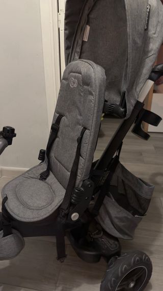 Triciclo Kinderkraft gris con 2 usos.