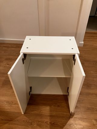 Armario blanco con puertas