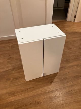 Armario blanco con puertas