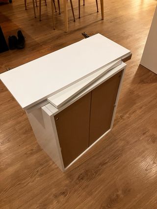 Armario blanco con puertas