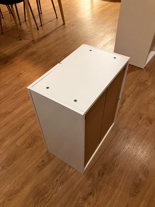 Armario blanco con puertas