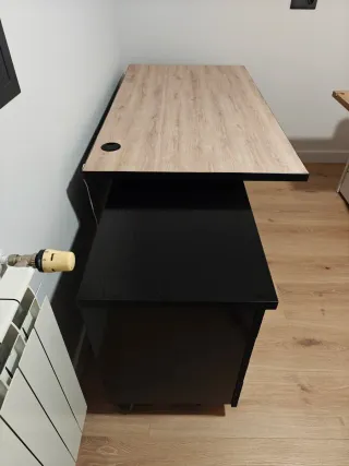 Escritorio con cajonera