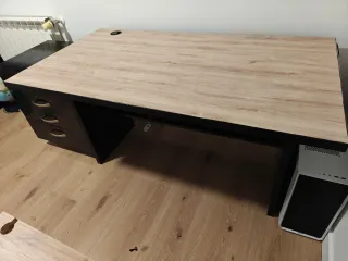 Escritorio con cajonera
