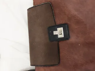 Bolso marrón ,de hombro ,varios bolsillos ,