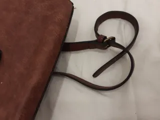 Bolso marrón ,de hombro ,varios bolsillos ,