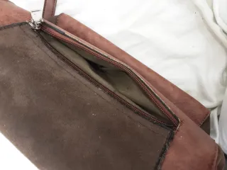 Bolso marrón ,de hombro ,varios bolsillos ,