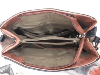 Bolso marrón ,de hombro ,varios bolsillos ,
