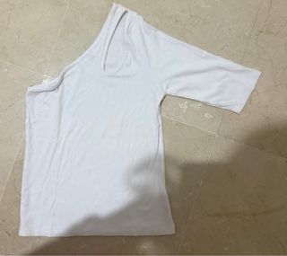 Top blanco asimétrico