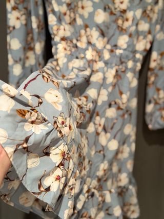 Vestido floral azul corto claro manga larga