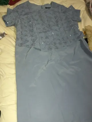 Abito elegante da madrina in blu con foulard