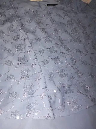 Abito elegante da madrina in blu con foulard