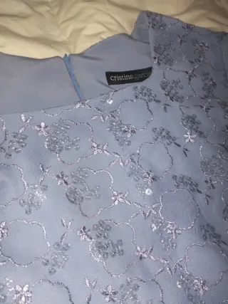 Abito elegante da madrina in blu con foulard