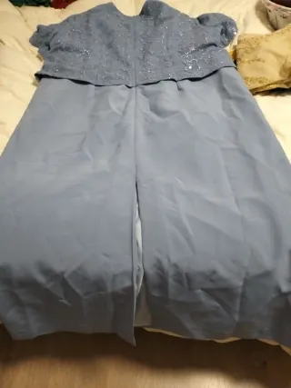 Abito elegante da madrina in blu con foulard