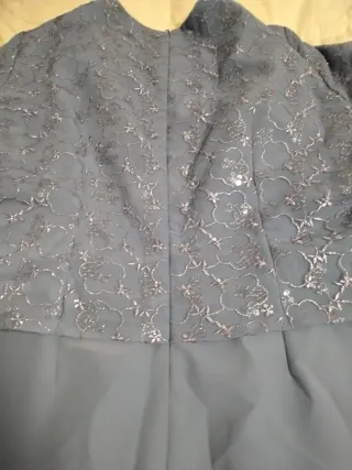 Abito elegante da madrina in blu con foulard