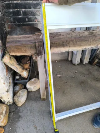 Ventana de aluminio blanco con persiana.