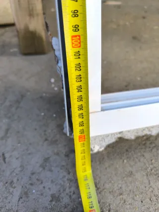 Ventana de aluminio blanco con persiana.