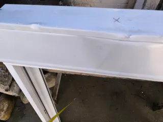 Ventana de aluminio blanco con persiana.