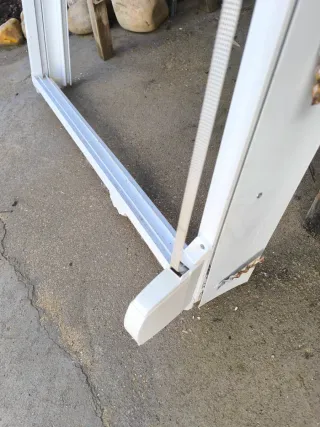 Ventana de aluminio blanco con persiana.