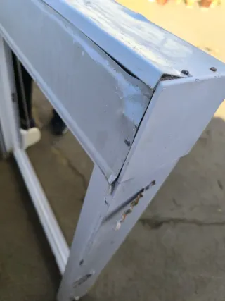 Ventana de aluminio blanco con persiana.