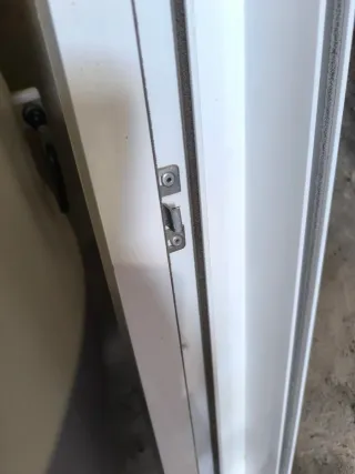 Ventana de aluminio blanco con persiana.