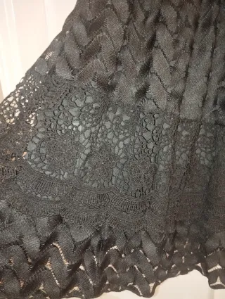 Vestido negro encaje manga abullonada