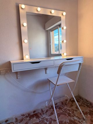 Tocador con espejo, luces y taburete