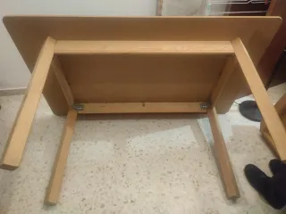 Mesa de comedor de madera con tarima