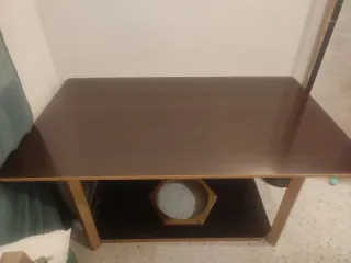 Mesa de comedor de madera con tarima