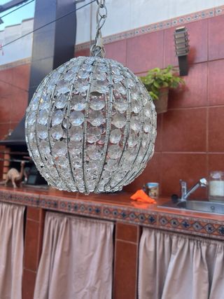 Lámpara esférica de cristales.
