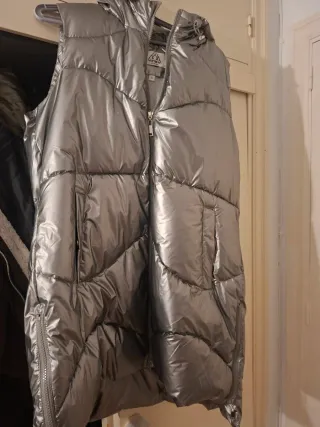 Chaleco plateado con capucha. Costó 30 €