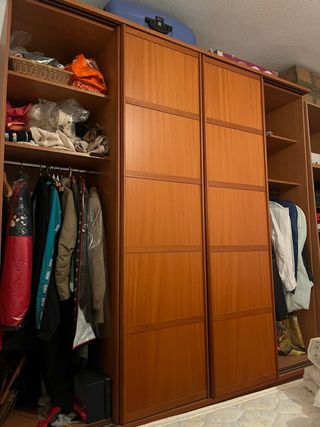 Armario puertas correderas madera miel en muy bue