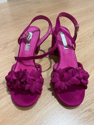 Sandalias Xti tacón fucsia flores