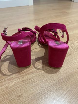 Sandalias Xti tacón fucsia flores