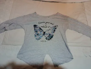 Camiseta gris con flores para chica