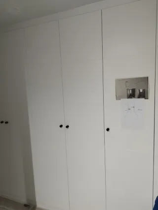 Carpintero montaje de puertas