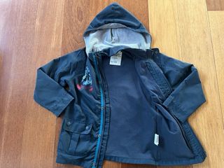Chaqueta impermeable azul marino 8 años