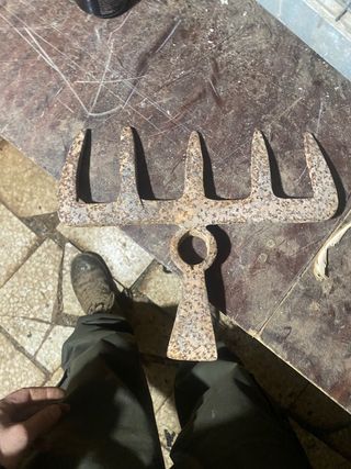 Azada antigua de metal