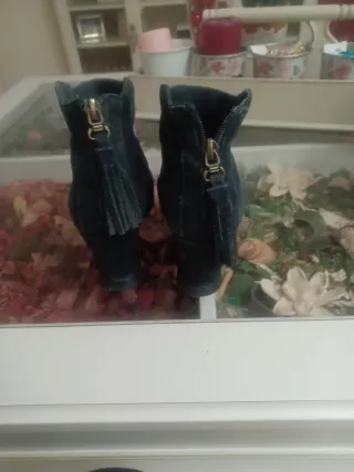 Botín cuña ante negro