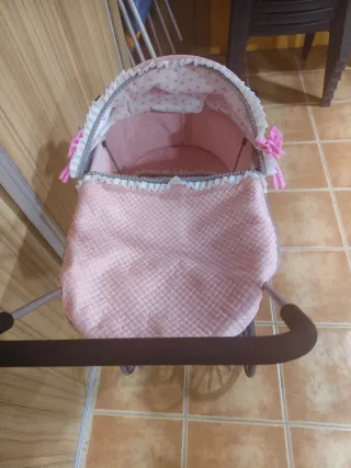 Cochecito de juguete rosa